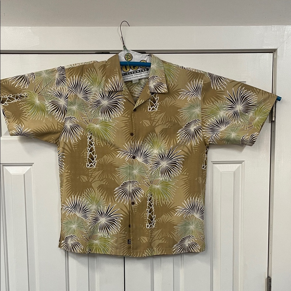 Gorgeous, spotless, like new Tommy Bahama, 100% silk Olive and Cream Palm Shirt